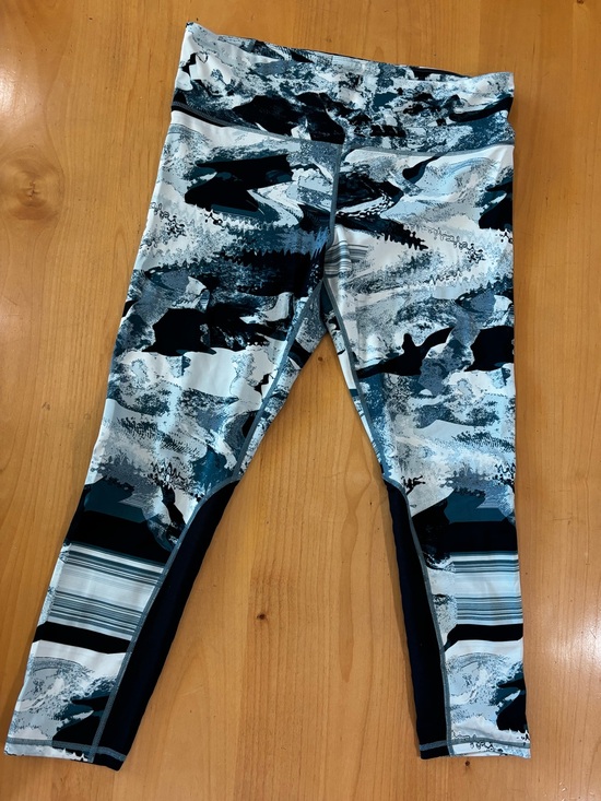 Under Armour Pants - Under Armour Blue & Black Printed Performance Capri 25” Women’s XL